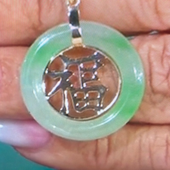 Good luck1.35” L x 0.98 in W 10 K yellow gold Jadeite...